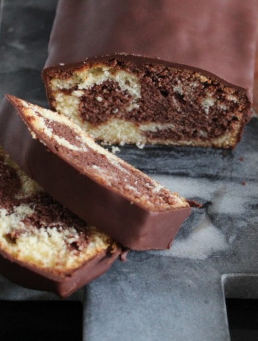 Cake de Sophie marbré au chocolat tranché sur planche en marbre gris