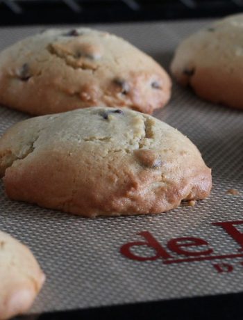 Cookies dorés avec chocolate chips fondants sur tapis de cuisson