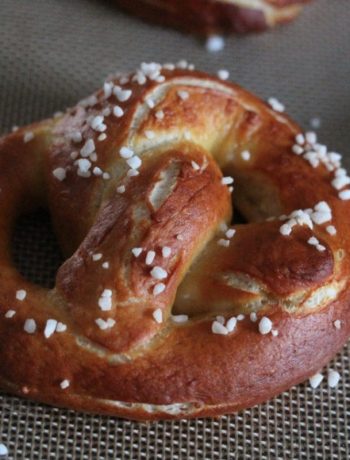 Bretzel doré et croustillant parsemé de gros sel, recette bretzel alsacienne