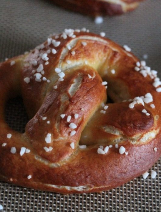 Bretzel doré et croustillant parsemé de gros sel, recette bretzel alsacienne