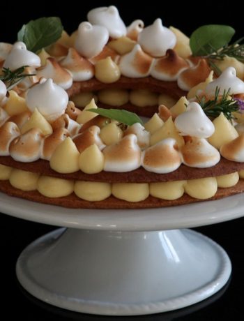 Couronne sablée garnie de crÚme au citron et meringue dorée, vue de cÎté