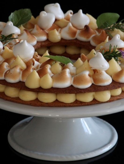 Couronne sablée garnie de crème au citron et meringue dorée, vue de côté