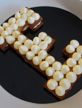Montage de biscuits caramélisés avec crème au citron en forme de lettre, recette lemon curd Cyril Lignac