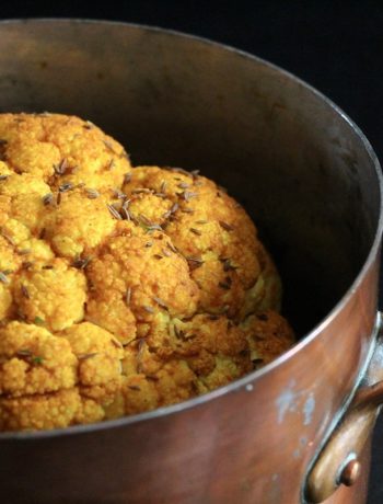 Chou-fleur rôti doré aux épices, dans une cocotte en cuivre rustique