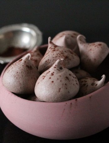 Meringues au chocolat parsemées de cacao dans un bol rose élégant