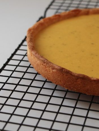 Tarte à la creme fruit de la passion dorée sur grille de refroidissement