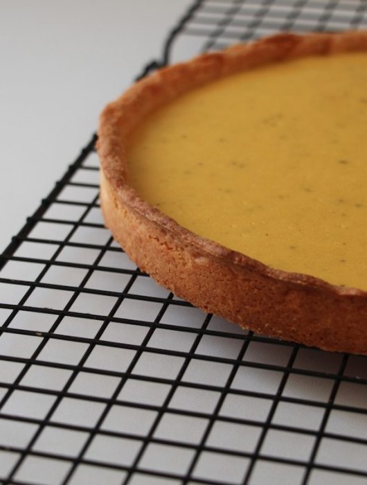 Tarte à la creme fruit de la passion dorée sur grille de refroidissement