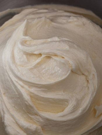 Texture onctueuse de la creme au beurre légère dans un bol métallique