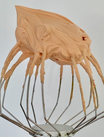 Texture onctueuse de ganache caramel beurre salé sur fouet métallique argenté