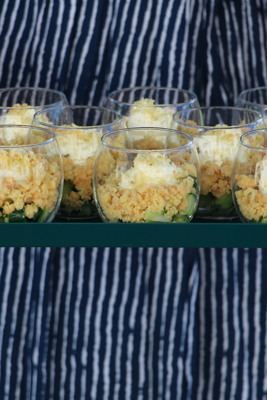 Cucumber and crumble jars for the aperitif