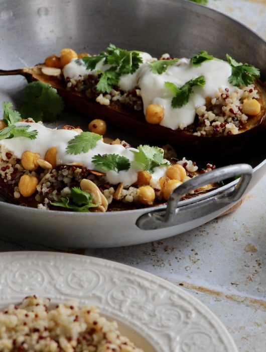 Aubergines rôties garnies de quinoa, pois chiches et yaourt crémeux