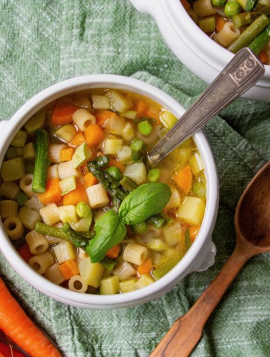 Bol de minestrone coloré, idéal pour un plat de printemps entre amis