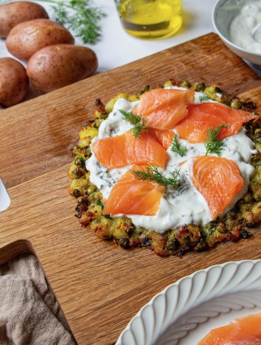 Fond de tarte pomme de terre croustillant garni de yaourt et saumon fumé