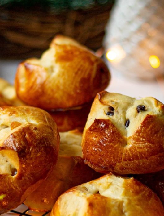 Petites brioches alsaciennes dorées avec pépites de chocolat, ambiance festive