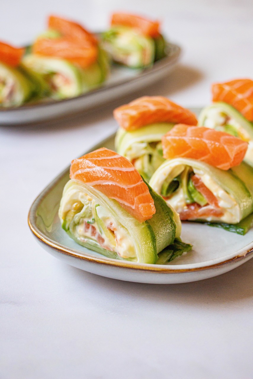 Cucumber makis with salmon and mimosa egg