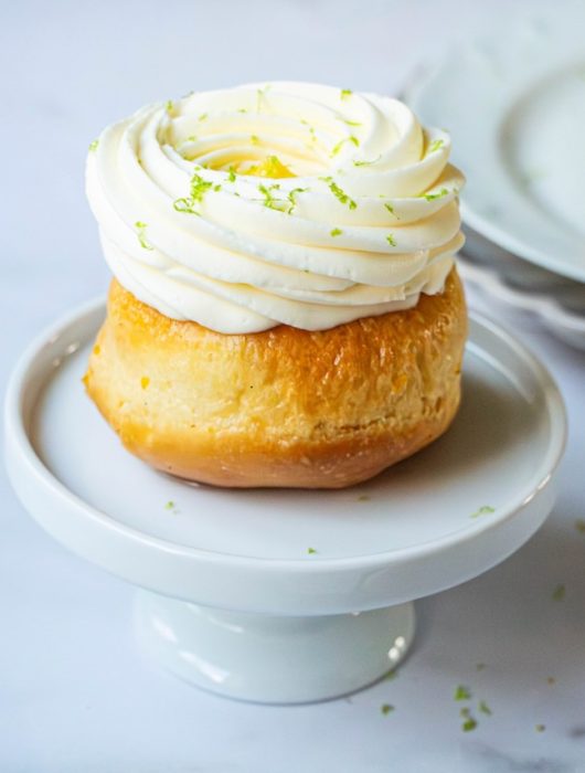 Baba sans alcool surmonté de crème fouettée, zeste de citron vert