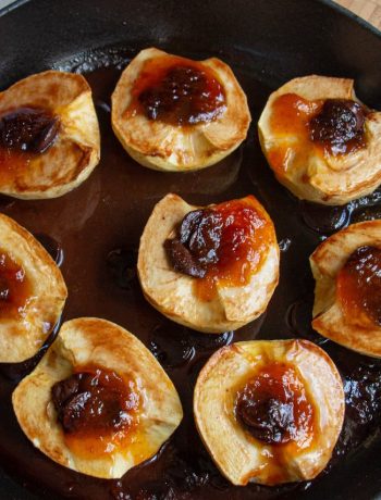 Pommes au four dorées dans poêle en fonte, garnies de confiture maison
