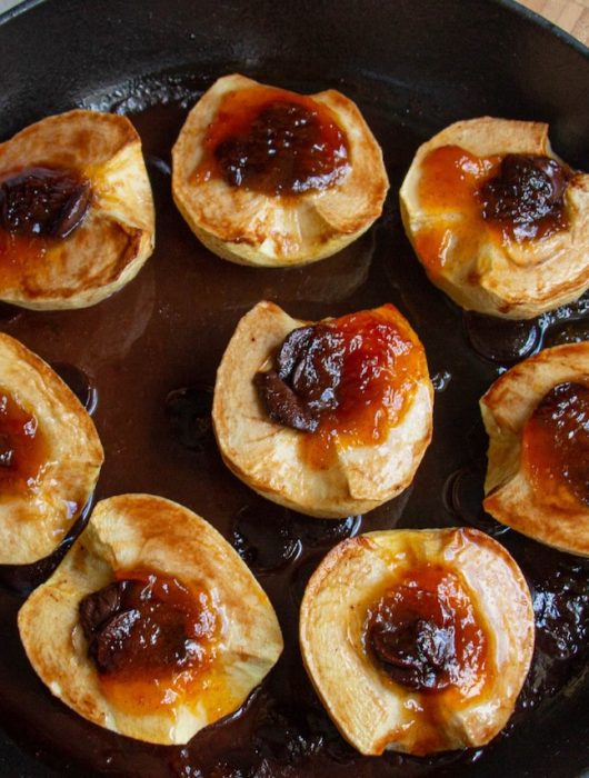 Pommes au four dorées dans poêle en fonte, garnies de confiture maison